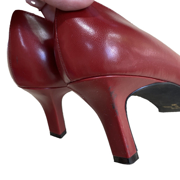 Vintage Carriage Court Buckleup Red Pumps Gold Buckles 9M Mid Heel Career Shoes - Picture 8 of 12